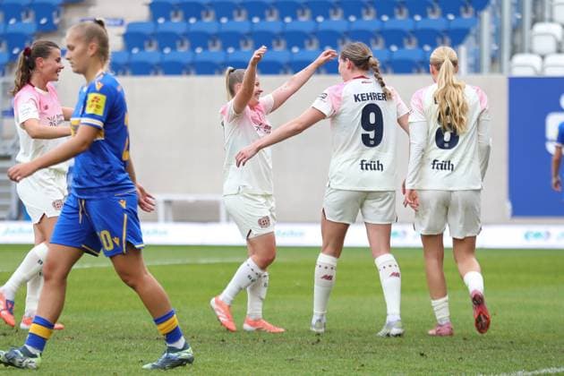 Google Pixel Frauen-Bundesliga, FC Carl Zeiss Jena - Bayer 04 Leverkusen; 02.11.2025 Vanessa Fudalla (21, Bayer 04 Leverkusen) freut sich mit Tor-Schützin Caroline Kehrer (9, Bayer 04 Leverkusen). Fußball, Google Pixel Frauen-Bundesliga, Saison 2025 2026, 8. Spieltag: FC Carl Zeiss Jena vs. Bayer 04 Leverkusen am 02.11.2025, Ernst-Abbe-Sportfeld, ad hoc Arena, Jena. DFB REGULATIONS PROHIBIT ANY USE OF PHOTOGRAPHS AS IMAGE SEQUENCES AND OR QUASI-VIDEO. Copyright: xBEAUTIFULxSPORTS JanxKaeferx