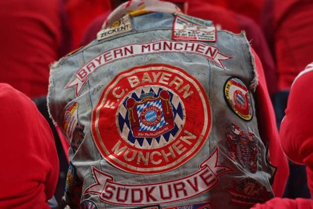 Randmotiv:Mitglied,Fan,Fussballfan traegt Jeansjacke mit Verenswappen,Vereinsemblem auf dem Ruecken. Jahreshauptversammlung 2025 des FC Bayern Muenchen e.V. am 02.11.2025, Rudi Sedlmayer Halle.