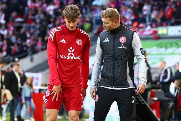 02.11.2025, xmohx, Fussball 2.Bundesliga, Fortuna Duesseldorf - 1.FC Kaiserslautern v.l. Warmup warm up Aufwärmen aufwärmen vor dem Spiel Luca Raimund (Fortuna Duesseldorf) verletzt, Verletzung, Schmerz, Schmerzen (DFL DFB REGULATIONS PROHIBIT ANY USE OF PHOTOGRAPHS as IMAGE SEQUENCES and or QUASI-VIDEO) Duesseldorf