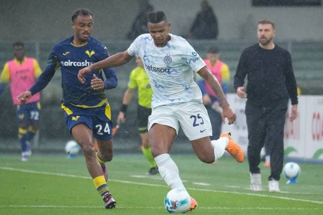 Manuel Akanji of FC Internazionale followed by Antoine Bernede of Hellas Verona FC during the soccer match between Hellas Verona FC and FC Internazionale, MD10 of Serie A Enilive Italian soccer championship 2025 2026 at Marcantonio Bentegodi Stadium on November 2, 2025, Verona, Italy.  Copyright: xRobertoxTommasini IPAxSportx xipa-agency.netx xx IPA_67396255 IPA_Agency_IPA67396255