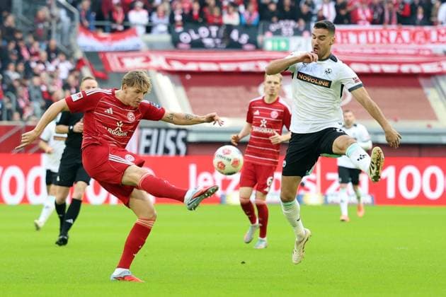 02.11.2025, xrekx, Fussball 2.Bundesliga, Fortuna Duesseldorf - 1.FC Kaiserslautern v.l. Jesper Daland (Fortuna Duesseldorf) Ivan Prtajin (1.FC Kaiserslautern) Zweikampf, Aktion, action, battle for the ball (DFL DFB REGULATIONS PROHIBIT ANY USE OF PHOTOGRAPHS as IMAGE SEQUENCES and or QUASI-VIDEO) Duesseldorf