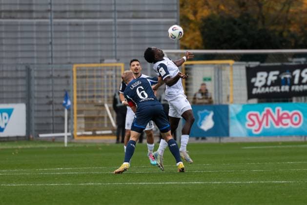 02.11.2025, xhettx, Fussball 3.Liga, TSG 1899 Hoffenheim U23 - SV Waldhof Mannheim v.l. Kennedy Onyedika Okpala (SV Waldhof Mannheim, 32) nimmt den Ball mit der Brust an (DFL DFB REGULATIONS PROHIBIT ANY USE OF PHOTOGRAPHS as IMAGE SEQUENCES and or QUASI-VIDEO) Hoffenheim