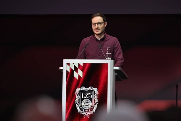 Michael OTT am Rednerpult, Jahreshauptversammlung 2025 des FC Bayern Muenchen e.V. am 02.11.2025, Rudi Sedlmayer Halle.