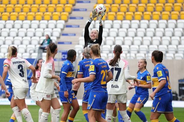 Google Pixel Frauen-Bundesliga, FC Carl Zeiss Jena - Bayer 04 Leverkusen; 02.11.2025 Torwart Jasmin Janning (1, Carl Zeiss Jena) streckt sich nach dem Ball. Fußball, Google Pixel Frauen-Bundesliga, Saison 2025 2026, 8. Spieltag: FC Carl Zeiss Jena vs. Bayer 04 Leverkusen am 02.11.2025, Ernst-Abbe-Sportfeld, ad hoc Arena, Jena. DFB REGULATIONS PROHIBIT ANY USE OF PHOTOGRAPHS AS IMAGE SEQUENCES AND OR QUASI-VIDEO. Copyright: xBEAUTIFULxSPORTS JanxKaeferx