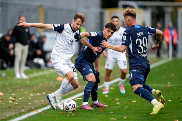 v.li.: Lukas Klünter (SVWM, 24), Deniz Zeitler (TSG II, 38), Florian Bähr (TSG II, 39), Zweikampf, Spielszene, Duell, duel, tackle, tackling, Dynamik, Action, Aktion, 02.11.2025, Sinsheim (Deutschland), Fussball, 3. Liga, TSG 1899 Hoffenheim II - SV Waldhof Mannheim, DFB DFL REGULATIONS PROHIBIT ANY USE OF PHOTOGRAPHS AS IMAGE SEQUENCES AND OR QUASI-VIDEO.