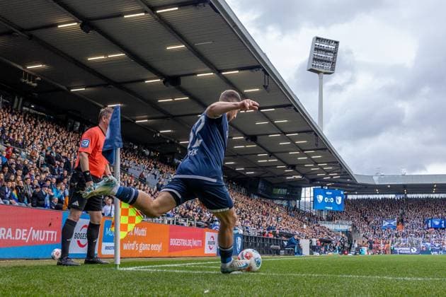 02.11.2025, 2. Bundesliga, 11. Spieltag, VfL Bochum 1848 - 1. FC Magdeburg, Maximilian Wittek (VfL Bochum 1848) ,it der Ecke, Bochum Vonovia Ruhrstadion NRW Deutschland xRHR-FOTO DEx Copyright: DennisxEwert RHR-FOTOx RHR-FOTO DE