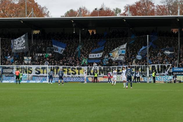 02.11.2025, xhettx, Fussball 3.Liga, TSG 1899 Hoffenheim U23 - SV Waldhof Mannheim v.l. Waldhof mit Spruchband für die Eichbaum Brauerei (DFL DFB REGULATIONS PROHIBIT ANY USE OF PHOTOGRAPHS as IMAGE SEQUENCES and or QUASI-VIDEO) Hoffenheim