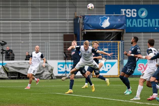 02.11.2025, xhettx, Fussball 3.Liga, TSG 1899 Hoffenheim U23 - SV Waldhof Mannheim v.l. Malte Karbstein (SV Waldhof Mannheim, 15) wird beim Kopfballlversuch gehindert (DFL DFB REGULATIONS PROHIBIT ANY USE OF PHOTOGRAPHS as IMAGE SEQUENCES and or QUASI-VIDEO) Hoffenheim