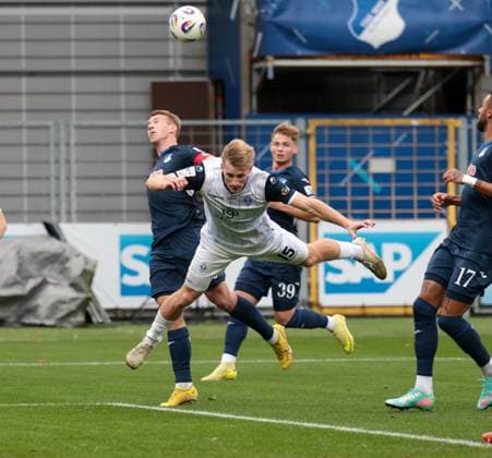 02.11.2025, xhettx, Fussball 3.Liga, TSG 1899 Hoffenheim U23 - SV Waldhof Mannheim v.l. Malte Karbstein (SV Waldhof Mannheim, 15) wird beim Kopfballlversuch gehindert (DFL DFB REGULATIONS PROHIBIT ANY USE OF PHOTOGRAPHS as IMAGE SEQUENCES and or QUASI-VIDEO) Hoffenheim