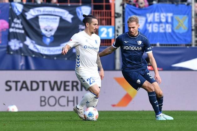 Fußball 2. Bundesliga 11. Spieltag VfL Bochum - 1. FC Magdeburg am 02.11.2025 im Vonovia Ruhrstadion in Bochum Baris Atik ( Magdeburg ), links - Philipp Strompf ( Bochum ), rechts DFL regulations prohibit any use of photographs as image sequences and or quasi-video.