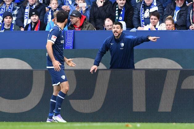 Fußball 2. Bundesliga 11. Spieltag VfL Bochum - 1. FC Magdeburg am 02.11.2025 im Vonovia Ruhrstadion in Bochum Anthony Losilla ( Co-Trainer Bochum ), rechts - gibt Gerrit Holtmann ( Bochum ), links Anwisungen DFL regulations prohibit any use of photographs as image sequences and or quasi-video.