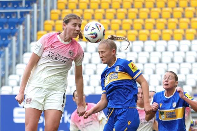 Google Pixel Frauen-Bundesliga, FC Carl Zeiss Jena - Bayer 04 Leverkusen; 02.11.2025 Caroline Kehrer (9, Bayer 04 Leverkusen) und Steffi Schmid (20, Carl Zeiss Jena) im Kopfball-Duell. Fußball, Google Pixel Frauen-Bundesliga, Saison 2025 2026, 8. Spieltag: FC Carl Zeiss Jena vs. Bayer 04 Leverkusen am 02.11.2025, Ernst-Abbe-Sportfeld, ad hoc Arena, Jena. DFB REGULATIONS PROHIBIT ANY USE OF PHOTOGRAPHS AS IMAGE SEQUENCES AND OR QUASI-VIDEO. Copyright: xBEAUTIFULxSPORTS JanxKaeferx