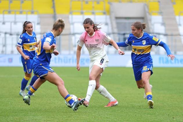 Google Pixel Frauen-Bundesliga, FC Carl Zeiss Jena - Bayer 04 Leverkusen; 02.11.2025 Katharina Piljic (6, Bayer 04 Leverkusen) vor Lisa Gora (16, Carl Zeiss Jena) am Ball. Fußball, Google Pixel Frauen-Bundesliga, Saison 2025 2026, 8. Spieltag: FC Carl Zeiss Jena vs. Bayer 04 Leverkusen am 02.11.2025, Ernst-Abbe-Sportfeld, ad hoc Arena, Jena. DFB REGULATIONS PROHIBIT ANY USE OF PHOTOGRAPHS AS IMAGE SEQUENCES AND OR QUASI-VIDEO. Copyright: xBEAUTIFULxSPORTS JanxKaeferx