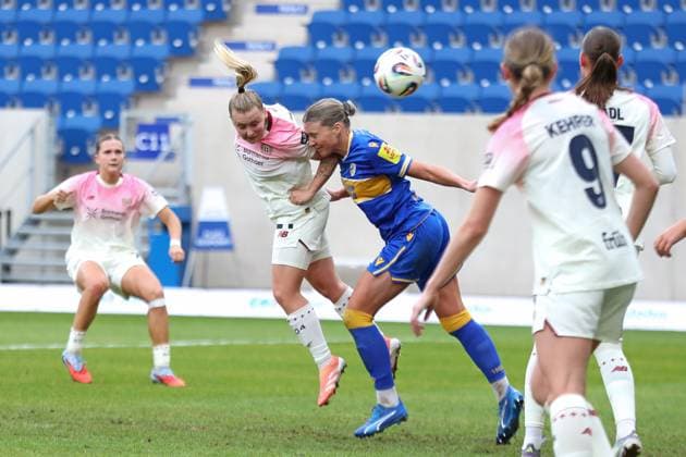 Google Pixel Frauen-Bundesliga, FC Carl Zeiss Jena - Bayer 04 Leverkusen; 02.11.2025 Vanessa Fudalla (21, Bayer 04 Leverkusen) mit einem Kopfball gegen Anja Heuschkel (14, Carl Zeiss Jena). Fußball, Google Pixel Frauen-Bundesliga, Saison 2025 2026, 8. Spieltag: FC Carl Zeiss Jena vs. Bayer 04 Leverkusen am 02.11.2025, Ernst-Abbe-Sportfeld, ad hoc Arena, Jena. DFB REGULATIONS PROHIBIT ANY USE OF PHOTOGRAPHS AS IMAGE SEQUENCES AND OR QUASI-VIDEO. Copyright: xBEAUTIFULxSPORTS JanxKaeferx