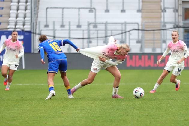 Google Pixel Frauen-Bundesliga, FC Carl Zeiss Jena - Bayer 04 Leverkusen; 02.11.2025 Lisa Gora (16, Carl Zeiss Jena) zieht am Trikot von Paulina Bartz (8, Bayer 04 Leverkusen). Fußball, Google Pixel Frauen-Bundesliga, Saison 2025 2026, 8. Spieltag: FC Carl Zeiss Jena vs. Bayer 04 Leverkusen am 02.11.2025, Ernst-Abbe-Sportfeld, ad hoc Arena, Jena. DFB REGULATIONS PROHIBIT ANY USE OF PHOTOGRAPHS AS IMAGE SEQUENCES AND OR QUASI-VIDEO. Copyright: xBEAUTIFULxSPORTS JanxKaeferx