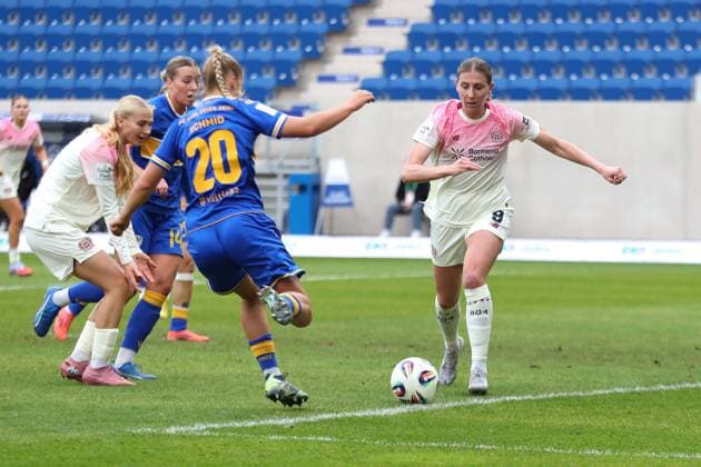 Google Pixel Frauen-Bundesliga, FC Carl Zeiss Jena - Bayer 04 Leverkusen; 02.11.2025 Caroline Kehrer (9, Bayer 04 Leverkusen). Fußball, Google Pixel Frauen-Bundesliga, Saison 2025 2026, 8. Spieltag: FC Carl Zeiss Jena vs. Bayer 04 Leverkusen am 02.11.2025, Ernst-Abbe-Sportfeld, ad hoc Arena, Jena. DFB REGULATIONS PROHIBIT ANY USE OF PHOTOGRAPHS AS IMAGE SEQUENCES AND OR QUASI-VIDEO. Copyright: xBEAUTIFULxSPORTS JanxKaeferx