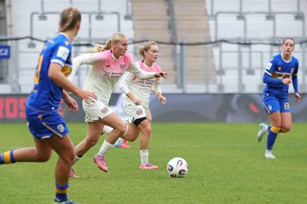 Google Pixel Frauen-Bundesliga, FC Carl Zeiss Jena - Bayer 04 Leverkusen; 02.11.2025 Paulina Bartz (8, Bayer 04 Leverkusen) am Ball. Fußball, Google Pixel Frauen-Bundesliga, Saison 2025 2026, 8. Spieltag: FC Carl Zeiss Jena vs. Bayer 04 Leverkusen am 02.11.2025, Ernst-Abbe-Sportfeld, ad hoc Arena, Jena. DFB REGULATIONS PROHIBIT ANY USE OF PHOTOGRAPHS AS IMAGE SEQUENCES AND OR QUASI-VIDEO. Copyright: xBEAUTIFULxSPORTS JanxKaeferx