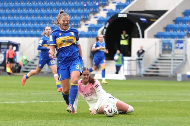 Google Pixel Frauen-Bundesliga, FC Carl Zeiss Jena - Bayer 04 Leverkusen; 02.11.2025 Kapitänin Toma Ihlenburg (3, Carl Zeiss Jena) mit emotionalem Schrei. Fußball, Google Pixel Frauen-Bundesliga, Saison 2025 2026, 8. Spieltag: FC Carl Zeiss Jena vs. Bayer 04 Leverkusen am 02.11.2025, Ernst-Abbe-Sportfeld, ad hoc Arena, Jena. DFB REGULATIONS PROHIBIT ANY USE OF PHOTOGRAPHS AS IMAGE SEQUENCES AND OR QUASI-VIDEO. Copyright: xBEAUTIFULxSPORTS JanxKaeferx