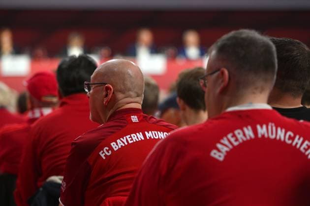 Randmotiv:Fans,Fussballfans in der Halle,Mitglieder. Jahreshauptversammlung 2025 des FC Bayern Muenchen e.V. am 02.11.2025, Rudi Sedlmayer Halle.