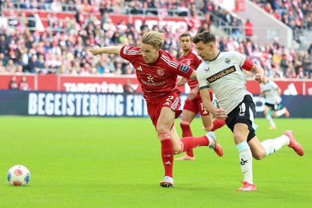 02.11.2025, xrekx, Fussball 2.Bundesliga, Fortuna Duesseldorf - 1.FC Kaiserslautern v.l. Jesper Daland (Fortuna Duesseldorf) Daniel Hanslik (1.FC Kaiserslautern) Zweikampf, Aktion, action, battle for the ball (DFL DFB REGULATIONS PROHIBIT ANY USE OF PHOTOGRAPHS as IMAGE SEQUENCES and or QUASI-VIDEO) Duesseldorf