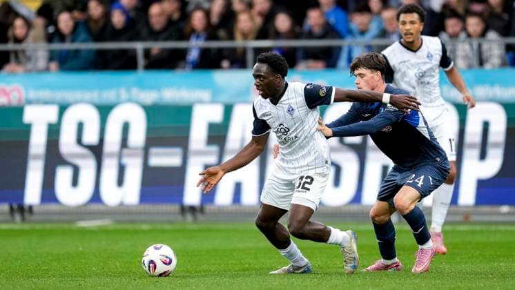 v.li.: Kennedy Onyedika Okpala (SVWM, 32), Luca Erlein (TSG II 24), Zweikampf, Spielszene, Duell, duel, tackle, tackling, Dynamik, Action, Aktion, 02.11.2025, Sinsheim (Deutschland), Fussball, 3. Liga, TSG 1899 Hoffenheim II - SV Waldhof Mannheim, DFB DFL REGULATIONS PROHIBIT ANY USE OF PHOTOGRAPHS AS IMAGE SEQUENCES AND OR QUASI-VIDEO.