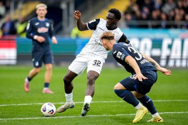 v.li.: Kennedy Onyedika Okpala (SVWM, 32), Florian Bähr (TSG II, 39), Zweikampf, Spielszene, Duell, duel, tackle, tackling, Dynamik, Action, Aktion, 02.11.2025, Sinsheim (Deutschland), Fussball, 3. Liga, TSG 1899 Hoffenheim II - SV Waldhof Mannheim, DFB DFL REGULATIONS PROHIBIT ANY USE OF PHOTOGRAPHS AS IMAGE SEQUENCES AND OR QUASI-VIDEO.