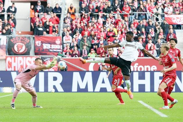 02.11.2025, xrekx, Fussball 2.Bundesliga, Fortuna Duesseldorf - 1.FC Kaiserslautern v.l. Florian Kastenmeier (Fortuna Duesseldorf) Maxwell Gyamfi (1.FC Kaiserslautern) Zweikampf, Aktion, action, battle for the ball (DFL DFB REGULATIONS PROHIBIT ANY USE OF PHOTOGRAPHS as IMAGE SEQUENCES and or QUASI-VIDEO) Duesseldorf