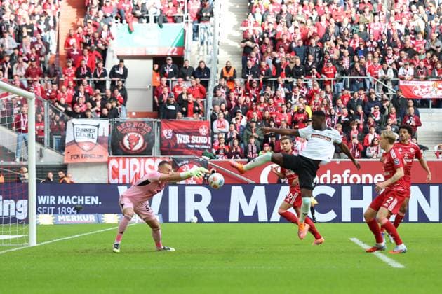 02.11.2025, xrekx, Fussball 2.Bundesliga, Fortuna Duesseldorf - 1.FC Kaiserslautern v.l. Florian Kastenmeier (Fortuna Duesseldorf) Maxwell Gyamfi (1.FC Kaiserslautern) Zweikampf, Aktion, action, battle for the ball (DFL DFB REGULATIONS PROHIBIT ANY USE OF PHOTOGRAPHS as IMAGE SEQUENCES and or QUASI-VIDEO) Duesseldorf