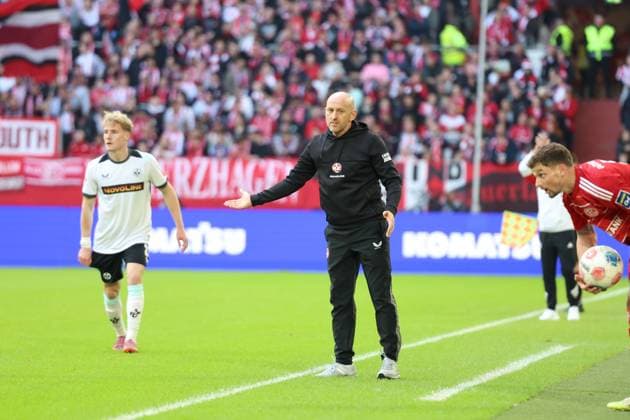 02.11.2025, xrekx, Fussball 2.Bundesliga, Fortuna Duesseldorf - 1.FC Kaiserslautern v.l. Torsten Lieberknecht Trainer (1.FC Kaiserslautern) (DFL DFB REGULATIONS PROHIBIT ANY USE OF PHOTOGRAPHS as IMAGE SEQUENCES and or QUASI-VIDEO) Duesseldorf