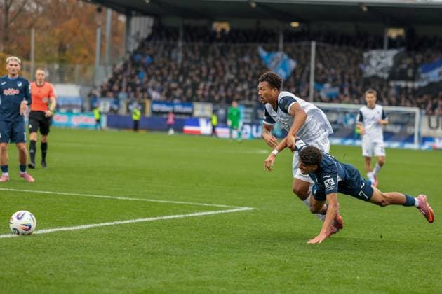 02.11.2025, xhettx, Fussball 3.Liga, TSG 1899 Hoffenheim U23 - SV Waldhof Mannheim v.l. Samuel Abifade (SV Waldhof Mannheim, 17) im Zweikampf mit Ayoub Amaimouni-Echghouyab (TSG Hoffenheim U23, 7) (DFL DFB REGULATIONS PROHIBIT ANY USE OF PHOTOGRAPHS as IMAGE SEQUENCES and or QUASI-VIDEO) Hoffenheim