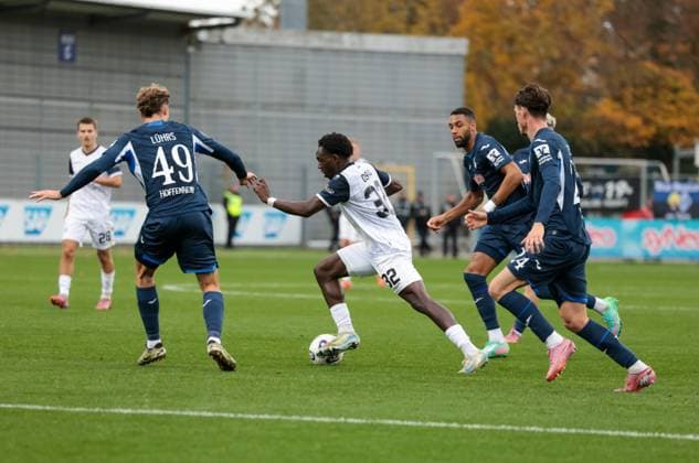 02.11.2025, xhettx, Fussball 3.Liga, TSG 1899 Hoffenheim U23 - SV Waldhof Mannheim v.l. Kennedy Onyedika Okpala (SV Waldhof Mannheim, 32) gegen 3 (DFL DFB REGULATIONS PROHIBIT ANY USE OF PHOTOGRAPHS as IMAGE SEQUENCES and or QUASI-VIDEO) Hoffenheim