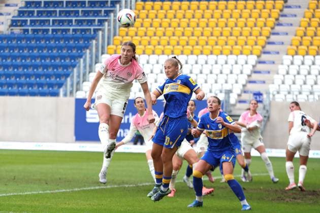 Google Pixel Frauen-Bundesliga, FC Carl Zeiss Jena - Bayer 04 Leverkusen; 02.11.2025 Caroline Kehrer (9, Bayer 04 Leverkusen) und Steffi Schmid (20, Carl Zeiss Jena) im Kopfball-Duell. Fußball, Google Pixel Frauen-Bundesliga, Saison 2025 2026, 8. Spieltag: FC Carl Zeiss Jena vs. Bayer 04 Leverkusen am 02.11.2025, Ernst-Abbe-Sportfeld, ad hoc Arena, Jena. DFB REGULATIONS PROHIBIT ANY USE OF PHOTOGRAPHS AS IMAGE SEQUENCES AND OR QUASI-VIDEO. Copyright: xBEAUTIFULxSPORTS JanxKaeferx