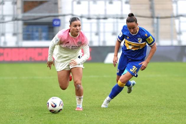 Google Pixel Frauen-Bundesliga, FC Carl Zeiss Jena - Bayer 04 Leverkusen; 02.11.2025 Estrella Merino Gonzalez (10, Bayer 04 Leverkusen) läuft Nelly Juckel (31, Carl Zeiss Jena) davon. Fußball, Google Pixel Frauen-Bundesliga, Saison 2025 2026, 8. Spieltag: FC Carl Zeiss Jena vs. Bayer 04 Leverkusen am 02.11.2025, Ernst-Abbe-Sportfeld, ad hoc Arena, Jena. DFB REGULATIONS PROHIBIT ANY USE OF PHOTOGRAPHS AS IMAGE SEQUENCES AND OR QUASI-VIDEO. Copyright: xBEAUTIFULxSPORTS JanxKaeferx
