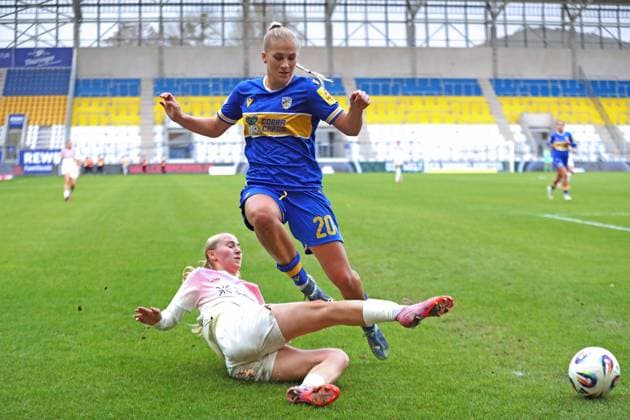 Google Pixel Frauen-Bundesliga, FC Carl Zeiss Jena - Bayer 04 Leverkusen; 02.11.2025 Paulina Bartz (8, Bayer 04 Leverkusen) am Boden gegen Steffi Schmid (20, Carl Zeiss Jena). Fußball, Google Pixel Frauen-Bundesliga, Saison 2025 2026, 8. Spieltag: FC Carl Zeiss Jena vs. Bayer 04 Leverkusen am 02.11.2025, Ernst-Abbe-Sportfeld, ad hoc Arena, Jena. DFB REGULATIONS PROHIBIT ANY USE OF PHOTOGRAPHS AS IMAGE SEQUENCES AND OR QUASI-VIDEO. Copyright: xBEAUTIFULxSPORTS JanxKaeferx