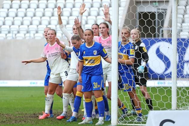 Google Pixel Frauen-Bundesliga, FC Carl Zeiss Jena - Bayer 04 Leverkusen; 02.11.2025 Gedränge und erhobene Hände vor dem Tor beim Eckball. Fußball, Google Pixel Frauen-Bundesliga, Saison 2025 2026, 8. Spieltag: FC Carl Zeiss Jena vs. Bayer 04 Leverkusen am 02.11.2025, Ernst-Abbe-Sportfeld, ad hoc Arena, Jena. DFB REGULATIONS PROHIBIT ANY USE OF PHOTOGRAPHS AS IMAGE SEQUENCES AND OR QUASI-VIDEO. Copyright: xBEAUTIFULxSPORTS JanxKaeferx