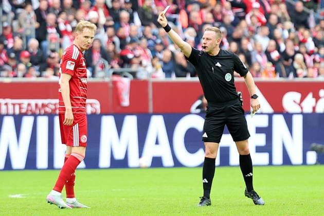 02.11.2025, xrekx, Fussball 2.Bundesliga, Fortuna Duesseldorf - 1.FC Kaiserslautern v.l. Tim Breithaupt (Fortuna Duesseldorf) hat eine Gelb Karte erhalten, received a yellow card Schiedsrichter Referee Lars Erbst (DFL DFB REGULATIONS PROHIBIT ANY USE OF PHOTOGRAPHS as IMAGE SEQUENCES and or QUASI-VIDEO) Duesseldorf