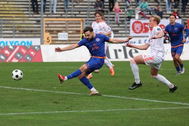 Oemer (Ömer) Tokac (SI) li. erzielt das Tor zum 2:0 Leonard August Brodersen (D) re. Kann nicht mehr stoeren (stören) Fussball Regionalliga West, 14. Spieltag, Sportfreunde Siegen - Fortuna Duesseldorf (Düsseldorf) U23, am 02.11.2025 in Siegen Deutschland.