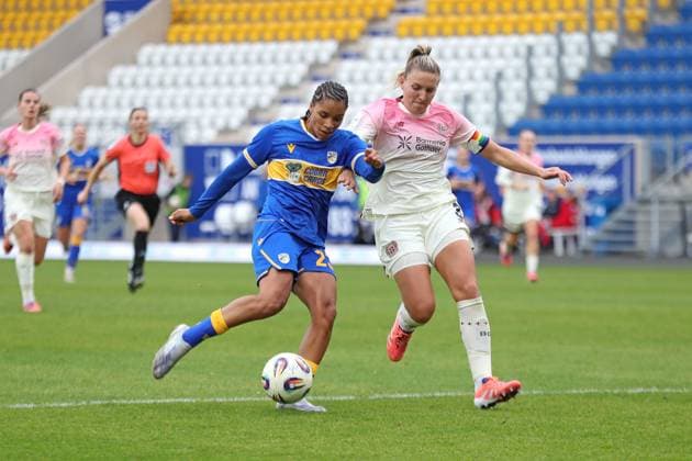 Google Pixel Frauen-Bundesliga, FC Carl Zeiss Jena - Bayer 04 Leverkusen; 02.11.2025 Josephine Bonsu (23, Carl Zeiss Jena) gegen Kapitänin Melissa Friedrich (3, Bayer 04 Leverkusen). Fußball, Google Pixel Frauen-Bundesliga, Saison 2025 2026, 8. Spieltag: FC Carl Zeiss Jena vs. Bayer 04 Leverkusen am 02.11.2025, Ernst-Abbe-Sportfeld, ad hoc Arena, Jena. DFB REGULATIONS PROHIBIT ANY USE OF PHOTOGRAPHS AS IMAGE SEQUENCES AND OR QUASI-VIDEO. Copyright: xBEAUTIFULxSPORTS JanxKaeferx