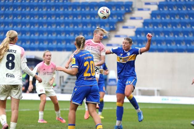 Google Pixel Frauen-Bundesliga, FC Carl Zeiss Jena - Bayer 04 Leverkusen; 02.11.2025 Vanessa Fudalla (21, Bayer 04 Leverkusen) mit Kopfball. Fußball, Google Pixel Frauen-Bundesliga, Saison 2025 2026, 8. Spieltag: FC Carl Zeiss Jena vs. Bayer 04 Leverkusen am 02.11.2025, Ernst-Abbe-Sportfeld, ad hoc Arena, Jena. DFB REGULATIONS PROHIBIT ANY USE OF PHOTOGRAPHS AS IMAGE SEQUENCES AND OR QUASI-VIDEO. Copyright: xBEAUTIFULxSPORTS JanxKaeferx