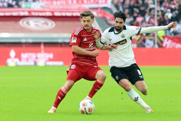 02.11.2025, xrekx, Fussball 2.Bundesliga, Fortuna Duesseldorf - 1.FC Kaiserslautern v.l. Florent Muslija (Fortuna Duesseldorf) Semih Sahin (1.FC Kaiserslautern) (DFL DFB REGULATIONS PROHIBIT ANY USE OF PHOTOGRAPHS as IMAGE SEQUENCES and or QUASI-VIDEO) Duesseldorf