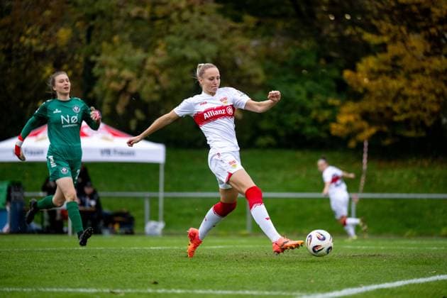 Meike Meßmer (VfB Stuttgart, 29) am Ball trifft das Tor zum 1:0, dahinter Cilly Plassmann (VfR Warbeyen, 23), GER, VfB Stuttgart vs VfR SW Warbeyen, Fussball, Frauen, 2. Bundesliga, 9. Spieltag, Saison 2025 2026, 02.11.2025 GER, VfB Stuttgart vs VfR SW Warbeyen, Fussball, Frauen, 2. Bundesliga, 9. Spieltag, Saison 2025 2026, 02.11.2025 Bad Cannstatt Copyright: xEibner-Pressefoto Memmlerx EP_MMR