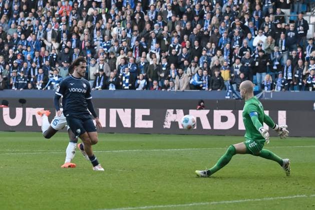 Kjell Wätjen (VfL Bochum), li., erzielt gegen Torwart Dominik Reimann (1. FC Magdeburg) das Tor zum 1:0 02.11.2025, Fussball 2. Bundesliga, Saison 2025 2026, 11. Spieltag, VfL Bochum - 1. FC Magdeburg DFL regulations prohibit any use of photographs as image sequences and or quasi-video Bochum Vonovia Ruhrstadion Nordrhein Westfalen Deutschland