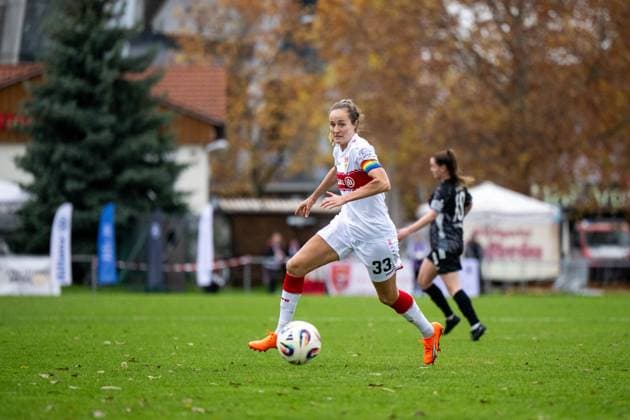 Fabienne Dongus (VfB Stuttgart, 33) am Ball, GER, VfB Stuttgart vs VfR SW Warbeyen, Fussball, Frauen, 2. Bundesliga, 9. Spieltag, Saison 2025 2026, 02.11.2025 GER, VfB Stuttgart vs VfR SW Warbeyen, Fussball, Frauen, 2. Bundesliga, 9. Spieltag, Saison 2025 2026, 02.11.2025 Bad Cannstatt Copyright: xEibner-Pressefoto Memmlerx EP_MMR