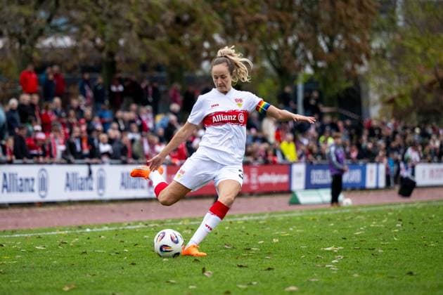 Fabienne Dongus (VfB Stuttgart, 33) am Ball, GER, VfB Stuttgart vs VfR SW Warbeyen, Fussball, Frauen, 2. Bundesliga, 9. Spieltag, Saison 2025 2026, 02.11.2025 GER, VfB Stuttgart vs VfR SW Warbeyen, Fussball, Frauen, 2. Bundesliga, 9. Spieltag, Saison 2025 2026, 02.11.2025 Bad Cannstatt Copyright: xEibner-Pressefoto Memmlerx EP_MMR