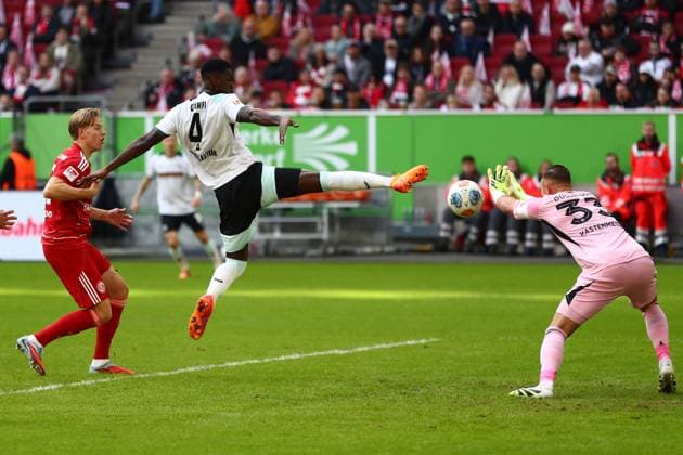 02.11.2025, xmohx, Fussball 2.Bundesliga, Fortuna Duesseldorf - 1.FC Kaiserslautern v.l. Maxwell Gyamfi (1. FC Kaiserslautern) Florian Kastenmeier (Fortuna Duesseldorf) Zweikampf, Aktion, action, battle for the ball (DFL DFB REGULATIONS PROHIBIT ANY USE OF PHOTOGRAPHS as IMAGE SEQUENCES and or QUASI-VIDEO) Duesseldorf