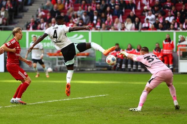 02.11.2025, xmohx, Fussball 2.Bundesliga, Fortuna Duesseldorf - 1.FC Kaiserslautern v.l. Maxwell Gyamfi (1. FC Kaiserslautern) Florian Kastenmeier (Fortuna Duesseldorf) Zweikampf, Aktion, action, battle for the ball (DFL DFB REGULATIONS PROHIBIT ANY USE OF PHOTOGRAPHS as IMAGE SEQUENCES and or QUASI-VIDEO) Duesseldorf