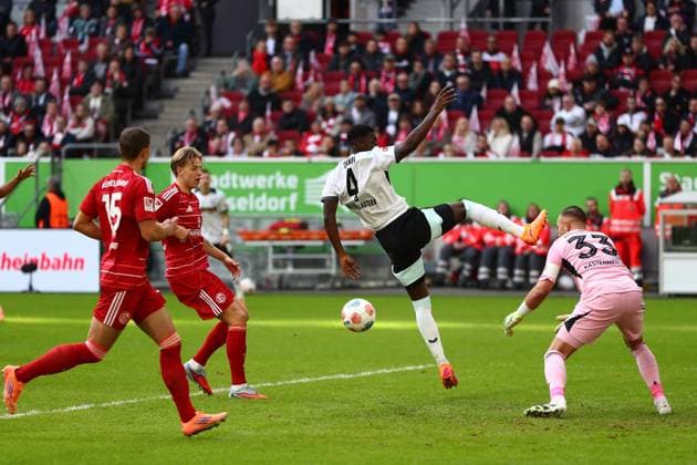 02.11.2025, xmohx, Fussball 2.Bundesliga, Fortuna Duesseldorf - 1.FC Kaiserslautern v.l. Maxwell Gyamfi (1. FC Kaiserslautern) Florian Kastenmeier (Fortuna Duesseldorf) Zweikampf, Aktion, action, battle for the ball (DFL DFB REGULATIONS PROHIBIT ANY USE OF PHOTOGRAPHS as IMAGE SEQUENCES and or QUASI-VIDEO) Duesseldorf