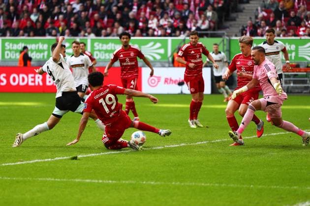 02.11.2025, xmohx, Fussball 2.Bundesliga, Fortuna Duesseldorf - 1.FC Kaiserslautern v.l. Ivan Prtajin (1. FC Kaiserslautern) Emmanuel Iyoha (Fortuna Duesseldorf) Florian Kastenmeier (Fortuna Duesseldorf) Zweikampf, Aktion, action, battle for the ball (DFL DFB REGULATIONS PROHIBIT ANY USE OF PHOTOGRAPHS as IMAGE SEQUENCES and or QUASI-VIDEO) Duesseldorf