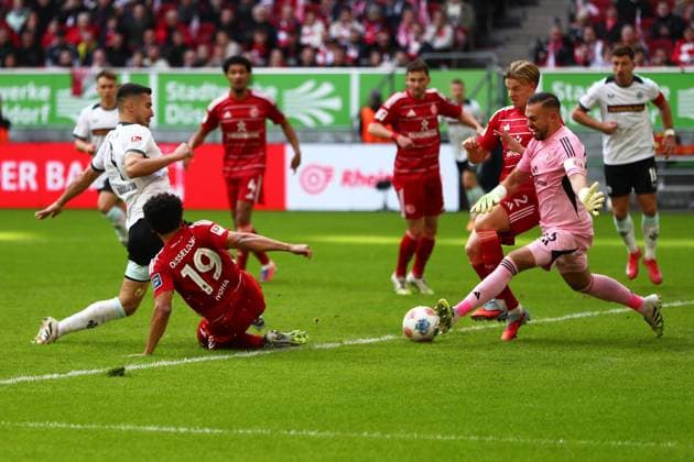 02.11.2025, xmohx, Fussball 2.Bundesliga, Fortuna Duesseldorf - 1.FC Kaiserslautern v.l. Ivan Prtajin (1. FC Kaiserslautern) Emmanuel Iyoha (Fortuna Duesseldorf) Florian Kastenmeier (Fortuna Duesseldorf) Zweikampf, Aktion, action, battle for the ball (DFL DFB REGULATIONS PROHIBIT ANY USE OF PHOTOGRAPHS as IMAGE SEQUENCES and or QUASI-VIDEO) Duesseldorf