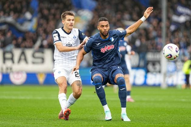 Fussball: 3. Liga, 13. Spieltag, TSG Hoffenheim II - SV Waldhof Mannheim am 02.11.2025 in Sinsheim (Dietmar-Hopp-Stadion), Deutschland, Saison 2025 2026 DFL REGULATIONS PROHIBIT ANY USE OF PHOTOGRAPHS AS IMAGE SEQUENCES AND OR QUASI VIDEO: Diego Michel (28, SVWM) im Zweikampf mit Reisig, Ruben (17, TSGII). Sinsheim Dietmar-Hopp-Stadion Deutschland Copyright: xChristophxKinzingerx